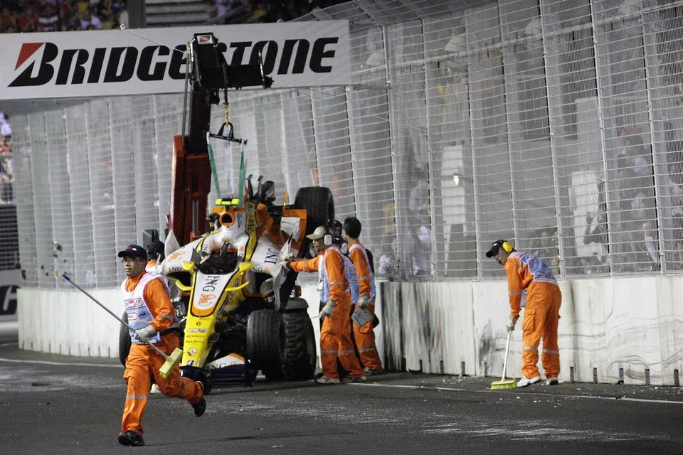 KEMALANGAN DISENGAJAKAN?: Pemandu  pasukan Renault, Nelson Piquet Jr, terlibat dalam satu pelanggaran semasa Grand Prix Singapura 2008, yang menyebabkan Felipe Massa kehilangan kejuaraan dunia musim itu kepada Lewis Hamilton.