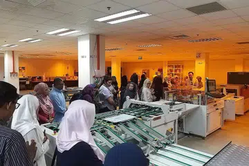 FORUM GURU YANG LALU: Sekumpulan guru yang menyertai Forum Guru Berita Harian pada Februari lalu berpeluang melawat pusat cetak Singapore Press Holdings (SPH) di Jurong Port Road. - Foto BM oleh IRMA KAMARUDIN