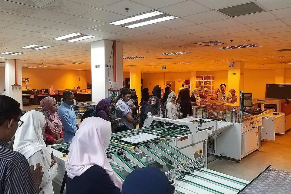 FORUM GURU YANG LALU: Sekumpulan guru yang menyertai Forum Guru Berita Harian pada Februari lalu berpeluang melawat pusat cetak Singapore Press Holdings (SPH) di Jurong Port Road. - Foto BM oleh IRMA KAMARUDIN