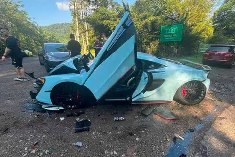REMUK: Kejadian melibatkan tiga kereta mewah jenis Maclaren M4 dari Singapura, mneurut polis Kluang.