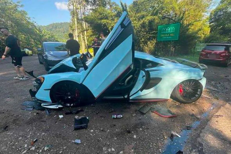 REMUK: Kejadian melibatkan tiga kereta mewah jenis Maclaren M4 dari Singapura, mneurut polis Kluang.