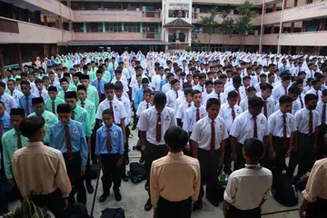 Pelajar berkumpul pada perhimpunan sekolah di Sekolah Menengah Seri Pagi, Negeri Sembilan,  pada hari pertama persekolahan 2024, yang bermula pada 10 dan 11 Mac.