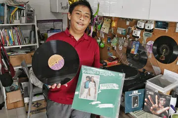 Muhammad Amir Syazli Samsul Kamar begitu teruja mendengar lagu lama daripada koleksi 400 piring hitam yang diputar dari gramofon. 