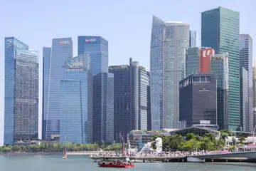 Kedua-dua angka pertumbuhan – tahun ke tahun dan suku ke suku – ekonomi Singapura mengatasi jangkaan pakar ekonomi sektor swasta, yang masing-masing sebanyak 3.8 peratus dan 2 peratus menurut tinjauan Bloomberg.