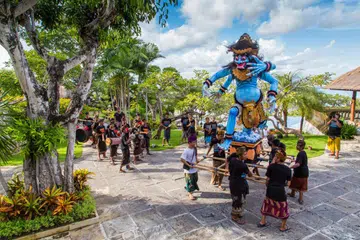 HARAM: Ogoh-ogoh ialah boneka raksasa yang melambangkan makhluk jahat yang diarak keliling desa pada malam menjelang Hari Nyepi, atau Tahun Baru bagi orang Bali. Majlis Ulama Indonesia (MUI) mengisytiharkan perarakan ogoh-ogoh haram dalam sambutan Maulud Nabi.