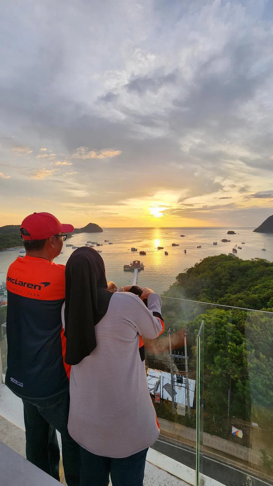 Penulis, Encik Mustaffa Yaakub dan isterinya, Cik Masita Asmawi, menikmati keindahan matahari terbenam.