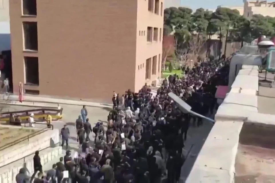 Rakaman video ini diambil daripada imej UGC yang dimuat naik di media sosial pada 22 Februari 2026 dan disahkan oleh pasukan AFPTV di Paris, menunjukkan rakyat Iran berdemonstrasi di Universiti Teknologi Sharif di Teheran sambil melaungkan “Azadi, azadi, azadi” (“Kebebasan, kebebasan, kebebasan”). Pelajar Iran berhimpun bagi mengadakan perhimpunan pro dan anti pemerintah pada 22 Februari 2026, memperingati mangsa yang terbunuh dalam protes sebelum ini, ketika kebimbangan meningkat mengenai kemungkinan konflik baharu dengan Amerika Syarikat berhubung program nuklear negara itu.