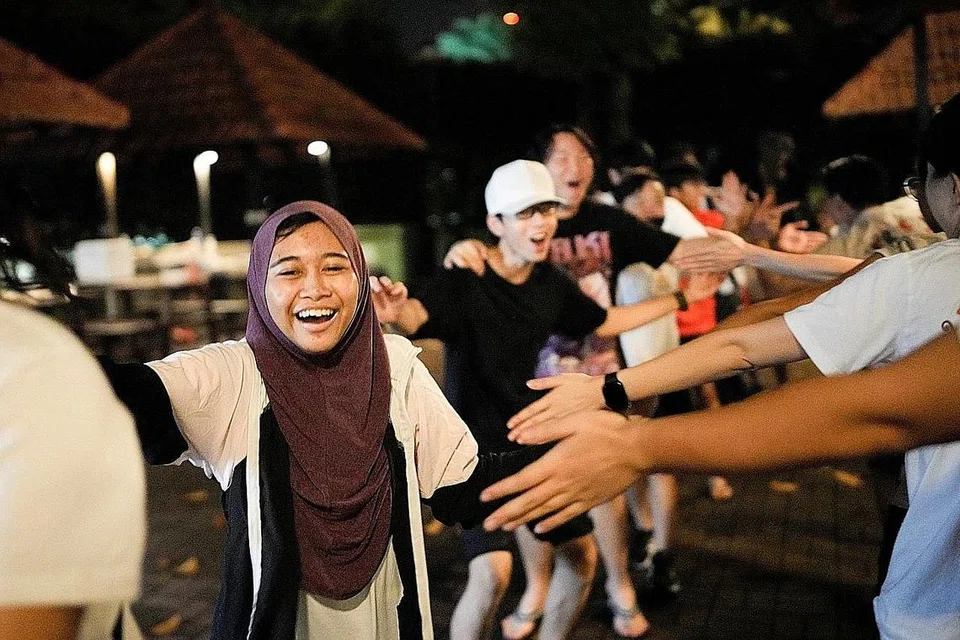 KEHIDUPAN SEPERTI BIASA: Cik Dian Zuhairah Wydatie (depan) dalam satu perkhemahan yang dikendalikan NUH-NKF (Yayasan Buah Pinggang Kebangsaan). - Foto HOSPITAL UNIVERSITI NASIONAL (NUH) 