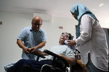 PENUH KASIH SAYANG: Encik Mohammad Razib dan isteri Cik Anisah memberi sokongan kukuh kepada anak mereka, Cik Nuruljannah, membantunya dalam proses pemulihan. - Foto LIANHE ZAOBAO