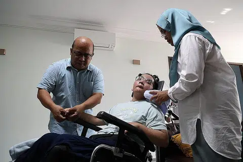 PENUH KASIH SAYANG: Encik Mohammad Razib dan isteri Cik Anisah memberi sokongan kukuh kepada anak mereka, Cik Nuruljannah, membantunya dalam proses pemulihan. - Foto LIANHE ZAOBAO