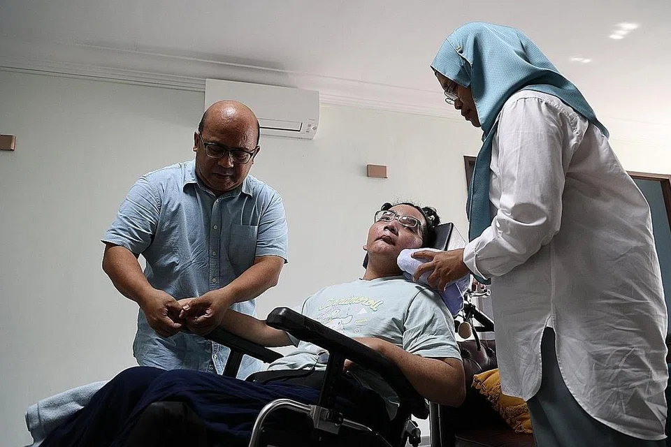 PENUH KASIH SAYANG: Encik Mohammad Razib dan isteri Cik Anisah memberi sokongan kukuh kepada anak mereka, Cik Nuruljannah, membantunya dalam proses pemulihan. - Foto LIANHE ZAOBAO