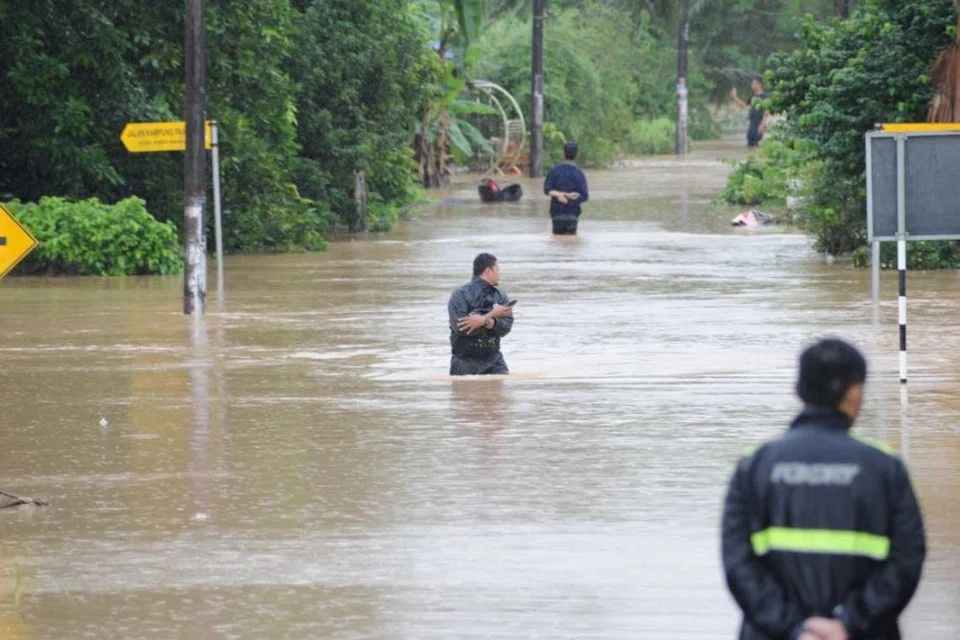 Penduduk di Johor, Terengganu, Kelantan, Pahang dan Sarawak diingatkan agar sentiasa peka dan berwaspada berikutan ramalan banjir dan fenomena air pasang besar akan berlaku di negeri itu mulai 26 November.