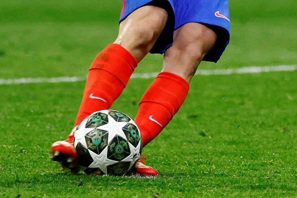 Akibat tersentuh bola dengan kaki kirinya, sepakan Julian Alvarez dibatalkan oleh pengadil. 
