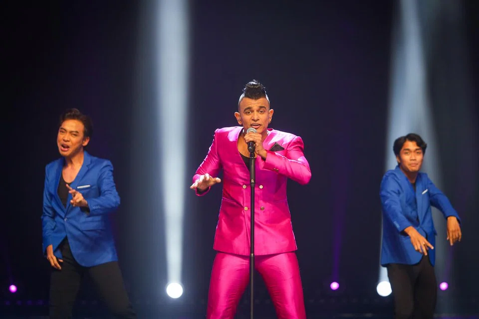Reshmonu (tengah) gemar mencabar diri dan ingin mencuba irama balada pula pada pusingan duet di minggu kelima peraduan, ‘Gegar Vaganza 11’. pada 22 Disember. Beliau akan berpadu suara dengan bintang dangdut, Amelina, melalui lagu ‘Hati Ini Telah Dilukai’ pada 22 Disember.