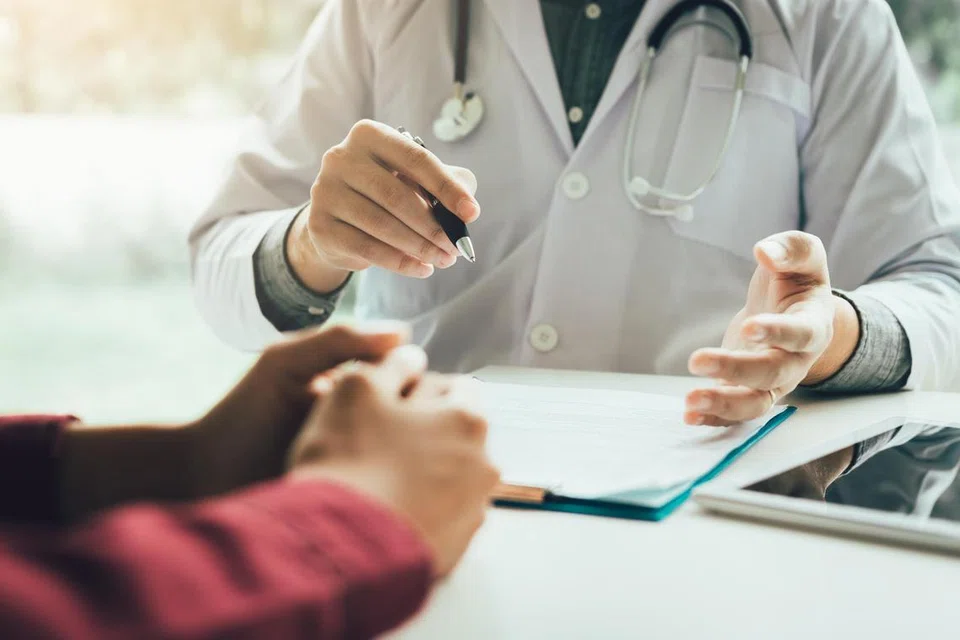Menyesuaikan rutin penjagaan kulit untuk menangani keperluan unik kulit semasa menopaus adalah penting. (Foto kanan) Seorang doktor sedang berbincang tentang menopaus dengan seorang pesakit