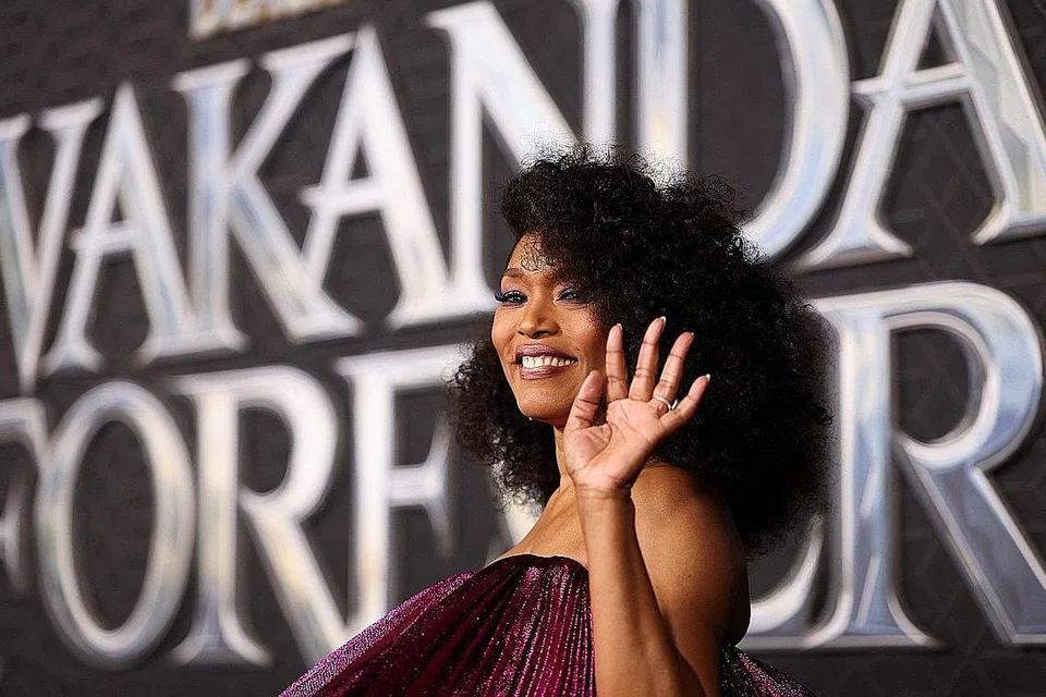 KEHILANGAN SAHABAT: "Saya terasa bagai mimpi apabila kembali ke set penggambaran Black Panther: Wakanda Forever tanpa mendiang Chadwic1k Boseman. Sebelum penggambaran dimulakan, pengarah Ryan Coogler dan pihak penerbitan serta kru filem ini menempah pesawat khas yang membawa kami ke tempat persemadian sahabat kami itu. Kami berdiri di tengah terik matahari bersama. Kami berkongsi kenangan bersama mendiang di situ." - Angela Bassett, 64 tahun, yang membawa watak Ratu Ramonda