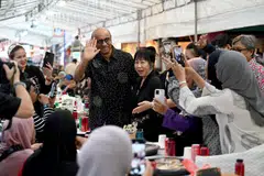 Presiden Tharman Shanmugaratnam bersama isterinya, Puan Jane Ittogi, menghadiri acara berbuka puasa beramai-ramai di Arab Street.