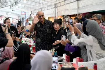 Presiden Tharman Shanmugaratnam bersama isterinya, Puan Jane Ittogi, menghadiri acara berbuka puasa beramai-ramai di Arab Street.