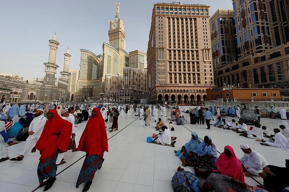 MASIH BELUM SESAK: Keadaan di pekarangan Masjidilharam kelihatan tenang kelmarin meskipun lebih 1.64 juta jemaah telah tiba di Arab Saudi bagi menunaikan haji tahun ini, menurut Gabenor Makkah, Putera Khalid Al-Faisal. - Foto REUTERS