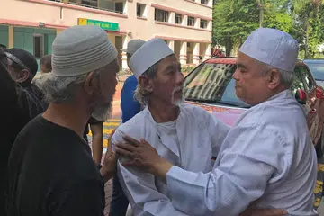 SEJARAH BERULANG: Sejauh ini, Encik Johari (dua dari kanan) telah kehilangan dua adik lelaki akibat kemalangan motosikal yang mereka tunggangi dengan yang terbaru berlaku di Pagoh, kelmarin manakala insiden pertama berlaku 30 tahun lalu di AYE. - Foto FARID HAMZAH