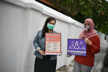 KEMPEN HENTIKAN KEGANASAN: Penganjur kempen (dari kiri) Cik Shahrany Hassan dan Cik Zaharah Ariff mahu mendidik dan memperkasa masyarakat bahawa keganasan keluarga boleh dihentikan dan ia bermula dengan diri mereka sendiri sekiranya mengetahui mangsa yang sedang menderita. - Foto BH oleh ARIFFIN JAMAR
