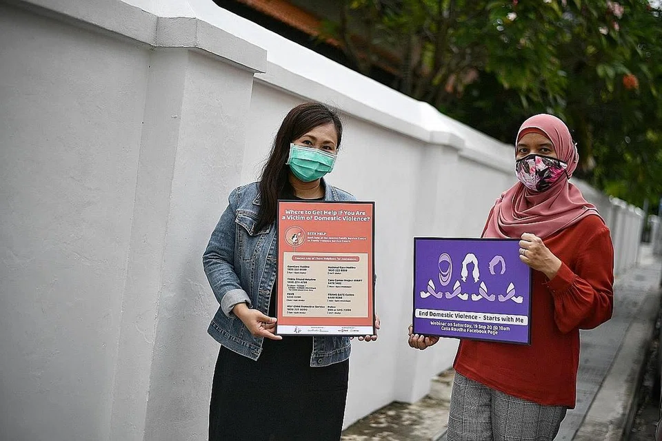 KEMPEN HENTIKAN KEGANASAN: Penganjur kempen (dari kiri) Cik Shahrany Hassan dan Cik Zaharah Ariff mahu mendidik dan memperkasa masyarakat bahawa keganasan keluarga boleh dihentikan dan ia bermula dengan diri mereka sendiri sekiranya mengetahui mangsa yang sedang menderita. - Foto BH oleh ARIFFIN JAMAR