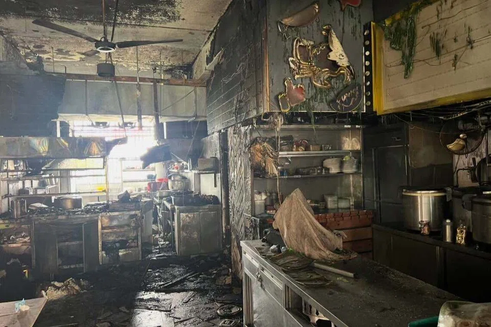 Tiga gerai rentung di kedai kopi yang terbakar itu.