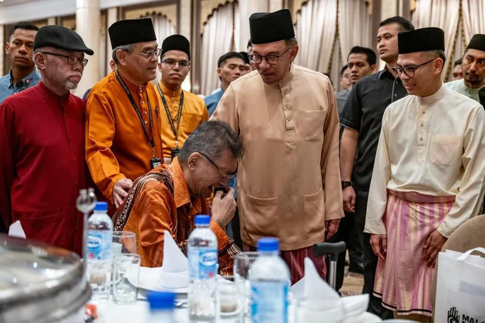 Perdana Menteri Malaysia, Datuk Seri Anwar Ibrahim (dua dari kanan), menyantuni pengamal media pada Majlis Berbuka Puasa Madani bersama Petugas Media di Putrajaya.