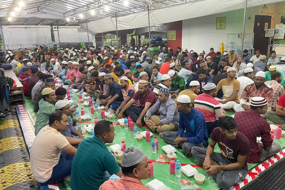 IFTAR BERSAMA: Suasana berbuka puasa dalam kalangan pekerja migran Bangladesh di MAKM, Ramadan lalu. 