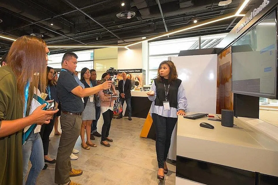 TINGKAT KEMAHIRAN: Perubahan teknologi yang pesat memerlukan Cik Lubnashairin mengemaskini kemahirannya agar terus kekal relevan. - Foto SAP