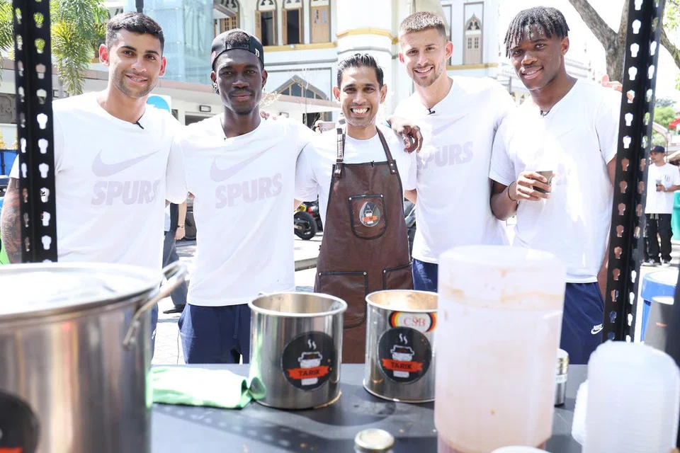 PELANGGAN ISTIMEWA: Shaikh Ali Redha (tengah) mendapat kunjungan pemain Tottenham Hotspur, (dari kiri) Cristian Romero, Yves Bissouma, Guglielmo Vicario dan Destiny Udogie. 