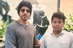 Sher Mohammed (kanan), peminat setia Raja Bollywood, Shah Rukh Khan, tidak terkata-kata apabila bertemu idolanya untuk mengucapkan selamat ulang tahun pada 2 November setelah menunggu 95 hari di luar kediaman Shah Rukh.