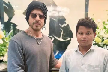 Sher Mohammed (kanan), peminat setia Raja Bollywood, Shah Rukh Khan, tidak terkata-kata apabila bertemu idolanya untuk mengucapkan selamat ulang tahun pada 2 November setelah menunggu 95 hari di luar kediaman Shah Rukh.