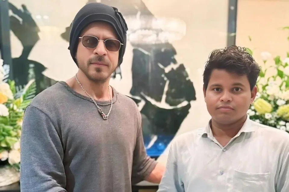 Sher Mohammed (kanan), peminat setia Raja Bollywood, Shah Rukh Khan, tidak terkata-kata apabila bertemu idolanya untuk mengucapkan selamat ulang tahun pada 2 November setelah menunggu 95 hari di luar kediaman Shah Rukh.