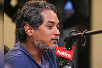 BELUM BUAT KEPUTUSAN: Bekas ketua Pemuda Umno yang kini selaku DJ Radio,   Encik Khairy Jamaluddin, belum memutuskan sokongannya menjelang Pilihan Raya Negeri pada 12 Ogos. 