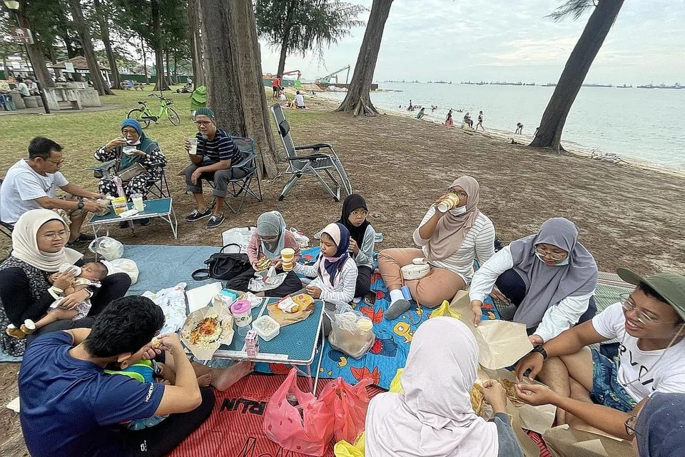 SANTAI DI PANTAI: Tempoh pandemik membuat Encik Khairi (kanan, bertopi) dan keluarganya sedar akan pentingnya berkumpul dan berinteraksi lebih kerap. - Foto ihsan MUHAMMAD KHAIRI SADALI