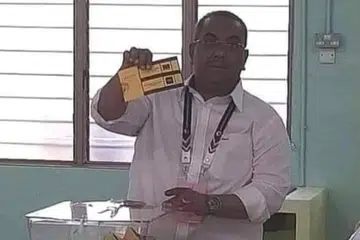 SALAH ATAU TIDAK?: Menteri Besar Kedah, Datuk Seri Muhammad Sanusi Md Noor, didakwa melakukan kesalahan mengikut Akta Kesalahan Pilihan Raya 1954 apabila beliau menunjukkan kepada umum kertas undian yang tertera undian pilihannya semasa Pilihan Raya Negeri Kedah pada 12 Ogos.