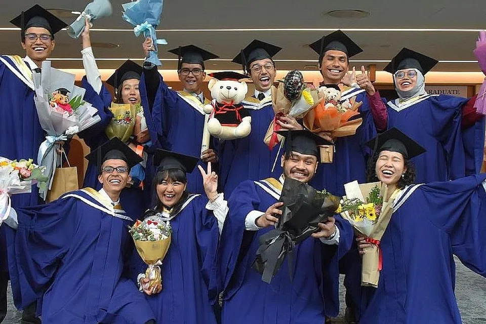 CAPAI KEJAYAAN: Perdana Menteri, Encik Lee Hsien Loong, berkata prestasi akademik yang meningkat telah membantu mewujudkan pekerjaan lebih mantap dengan lebih ramai karyawan, pekerja berpendapatan lebih tinggi, dan kehidupan lebih baik bagi masyarakat Melayu/Islam. - Foto NUS