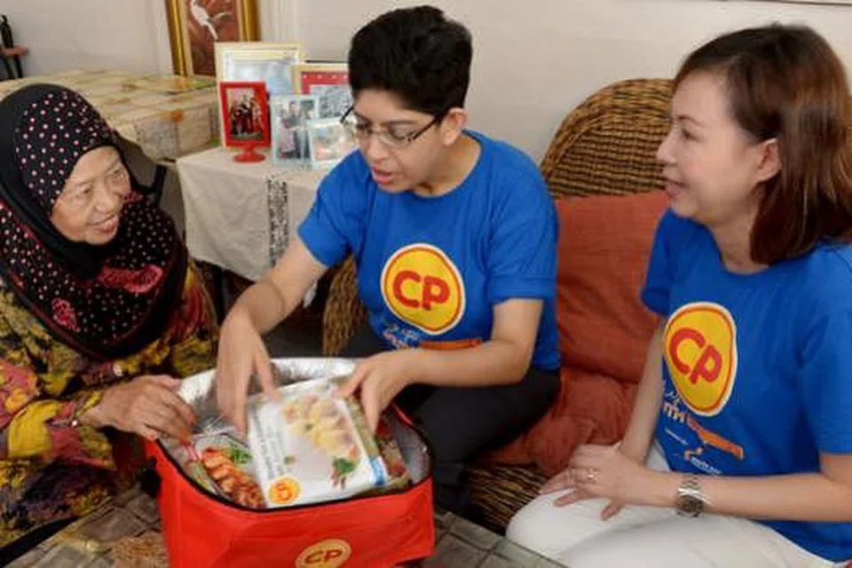 AGIH HABUAN: Profesor Madya Fatimah Lateef (tengah) dan Naib Presiden CP Foods Singapore, Cik Joyce Yap (kanan), menghantar hamper makanan ke rumah Cik Sae Yah Abdul Rahim (kiri). - Foto TUKIMAN WARJI
