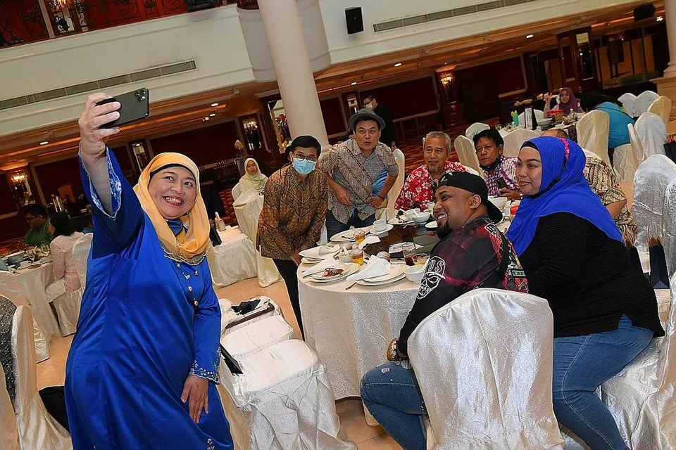 MESRA LEBARAN: Majlis Pelantikan & Sesi Jalinan Rakan Kongsi anjuran Majlis Jawatankuasa Eksekutif Kegiatan Melayu Persatuan Rakyat (MESRA) pada 28 Mei di Orchid Country Club dihadiri sekitar 200 orang, seramai 27 pemimpin masyarakat dan 23 belia dilantik sebagai anggota Majlis Jawatankuasa Eksekutif PA Mesra ke-16 dan Jawatankuasa Kecil Belia PA Mesra ke-4. - Foto PA MESRA