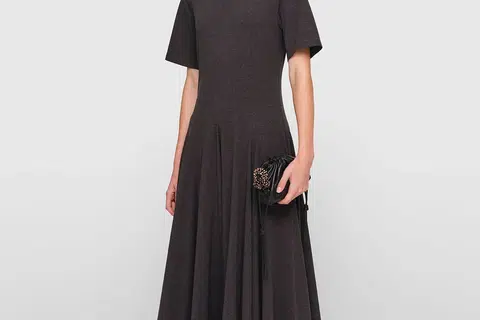 Baju panjang, ‘Cotton Jersey Shayala Dress’, dijual pada harga $259 di kedai dalam talian, In Good Company, namun ia kehabisan stok buat masa ini.