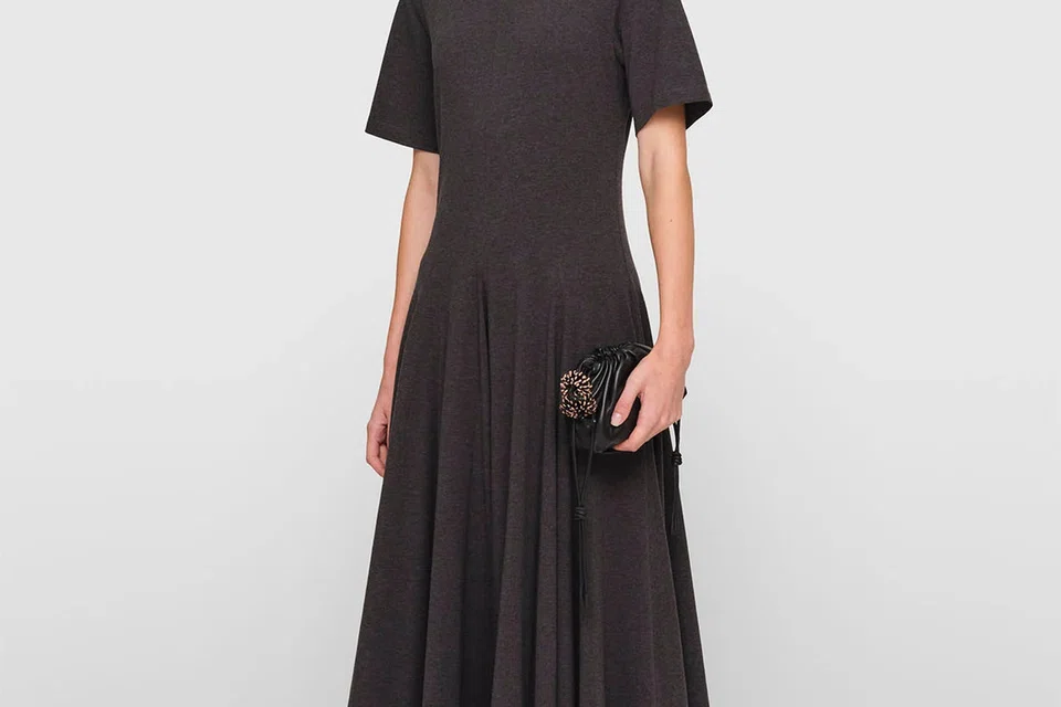 Baju panjang, ‘Cotton Jersey Shayala Dress’, dijual pada harga $259 di kedai dalam talian, In Good Company, namun ia kehabisan stok buat masa ini.