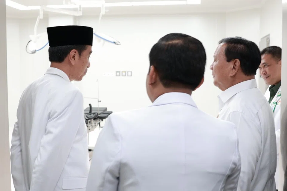 APA SALAHNYA?: Encik Prabowo Subianto (kanan) secara retorik bertanya, “Jika dinasti Jokowi (kiri) bertujuan untuk menyumbang kepada rakyat, apa salahnya?”