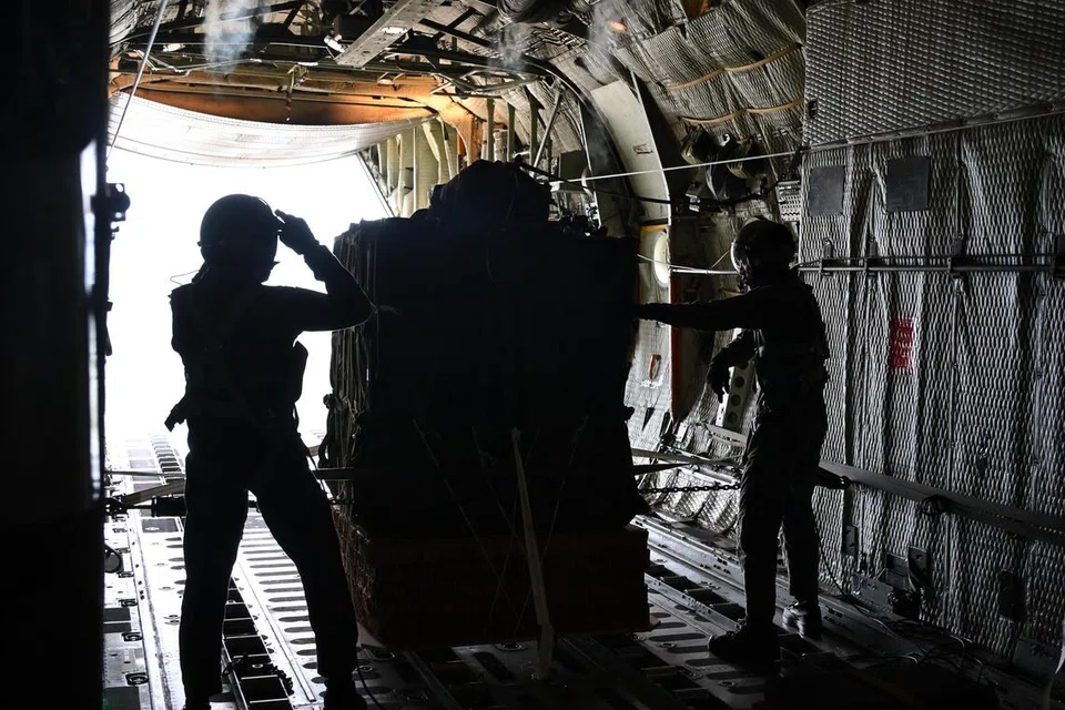 Latihan Wallaby, pesawat C-130, hulur bantuan kemanusiaan