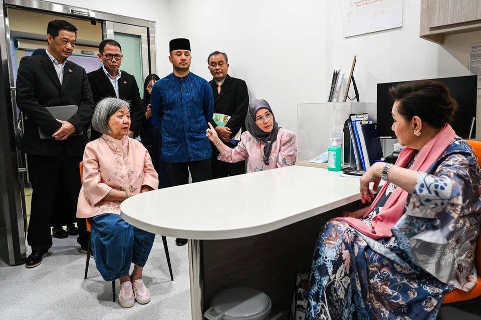 Semasa di Hospital Wanita dan Kanak-Kanak KK (KKH) pada 27 Mei, Tengku Ampuan Pahang Tunku Azizah Aminah Maimunah Iskandariah (dua dari kanan) melawat KK Human Milk Bank, yang merupakan bank susu penderma pertama, yang satu-satunya wujud di Singapura. Bersamanya ialah Putera Pahang, Tengku Panglima Raja Amir Nasser Ibrahim Shah (empat dari kanan); dan Ketua Pegawai Eksekutif (CEO) Yayasan Temasek, Encik Ng Boon Heong (kiri).