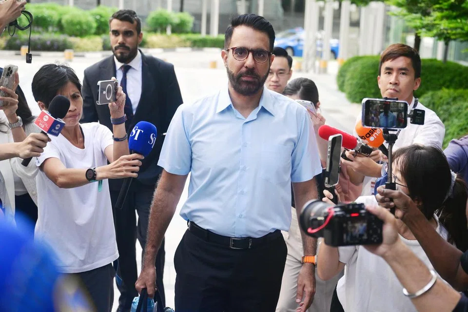 Setiausaha Agung Parti Pekerja (WP) dan Ketua Pembangkang, Encik Pritam Singh (tengah) hadir di mahkamah pada 17 Februari.