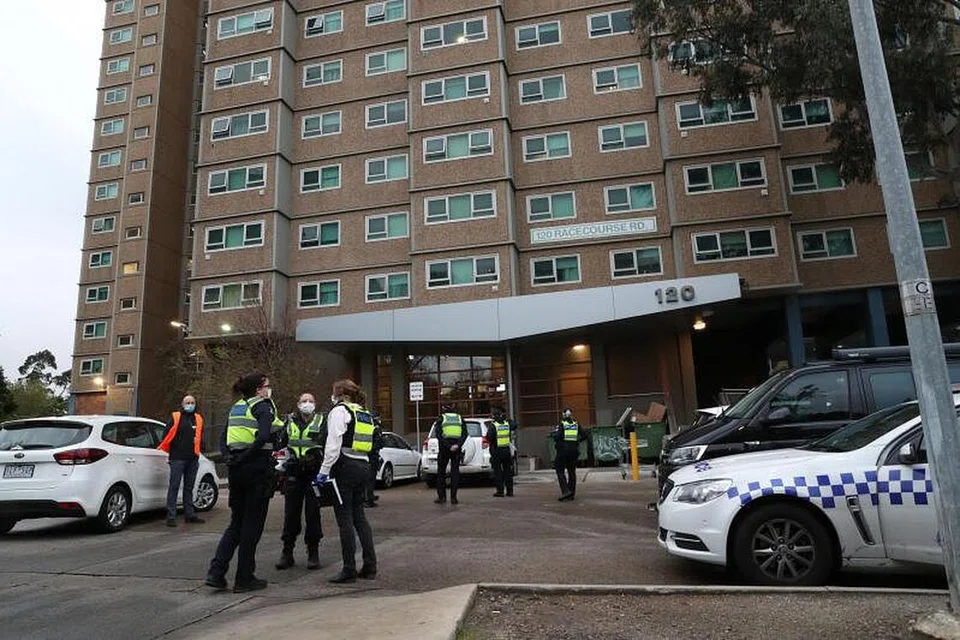 Polis menguatkuasakan sekatan di blok-blok perumahan awam di Racecourse Road di Flemington, Melbourne, Australia, pada Sabtu.