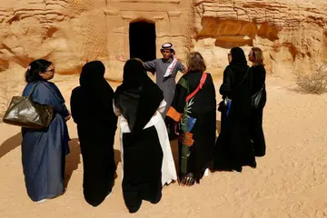 TARIKAN PELANCONG: Pelancongan keagamaan akan terus menjadi penyumbang terbesar kepada dunia pelancongan Arab Saudi sepanjang sedekad akan datang, menurut kajian. Sasaran kedatangan mencecah sebanyak 30 juta orang menjelang 2030. Dalam gambar ini, pelancong melawat tarikan di Madain Saleh, dekat bandar al-Ula, Arab Saudi. - Foto fail REUTERS