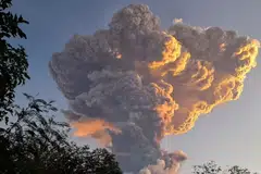 Gunung Lewotobi Laki-laki mengeluarkan asap dan abu seperti yang dilihat dari Kampung Kawalelo di wilayah Nusa Tenggara Timur, Indonesia, pada 17 Jun 2025.
