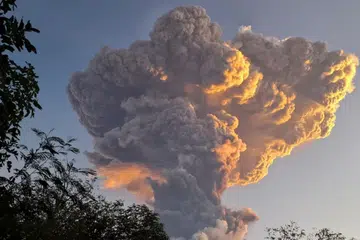 Gunung Lewotobi Laki-laki mengeluarkan asap dan abu seperti yang dilihat dari Kampung Kawalelo di wilayah Nusa Tenggara Timur, Indonesia, pada 17 Jun 2025.